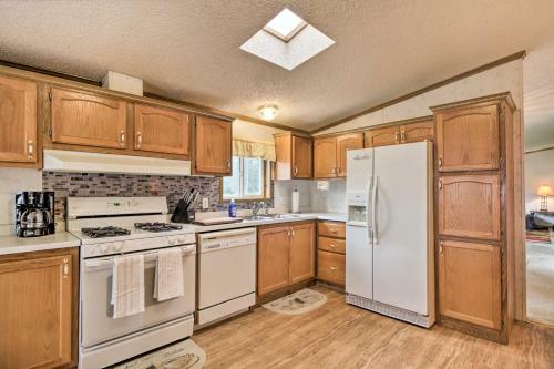 Quaint Pequot Home Less Than 1 Mi From Lake Access!