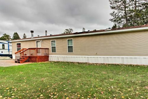 Quaint Pequot Home Less Than 1 Mi From Lake Access!