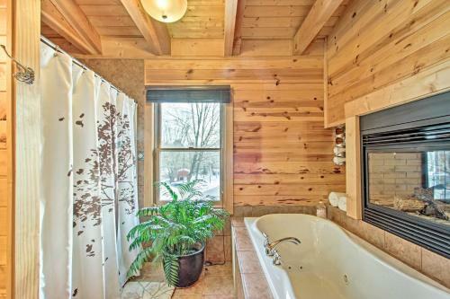 Modern Log Cabin With Rec Room, Steps To Lake!