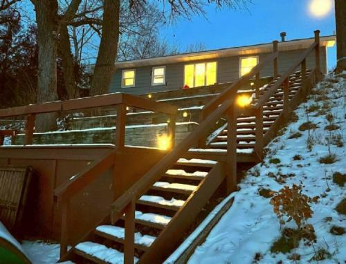 Modern Lake Cabin Getaway With City Convenience