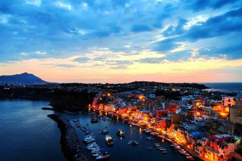 Little House With Yard And Bbq In Procida Island