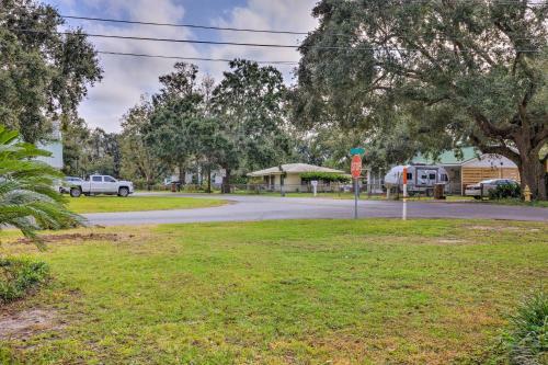 Charming Gulf Coast Cottage - 1 Mi To Beach!