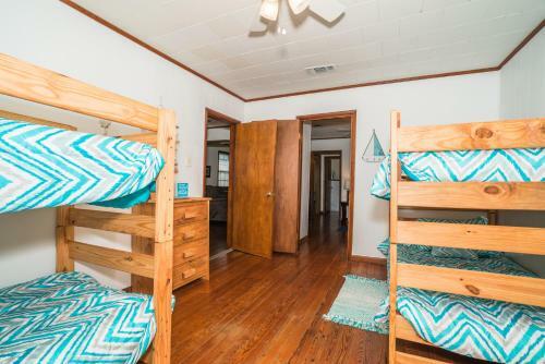 Adorable Bungalow Steps To Downtown And The Beach!!