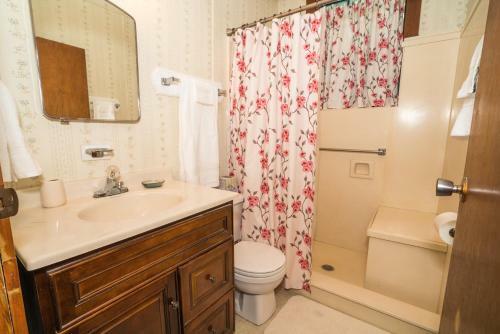 Adorable Bungalow Steps To Downtown And The Beach!!