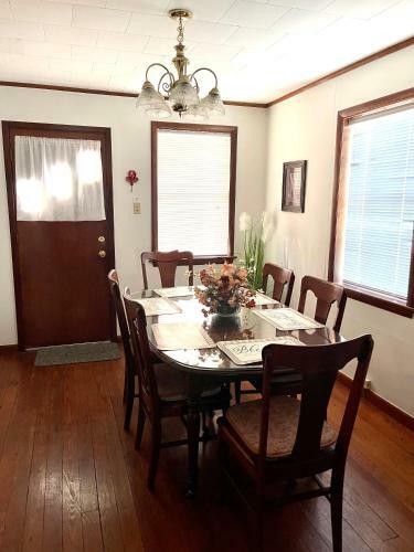 Adorable Bungalow Steps To Downtown And The Beach!!
