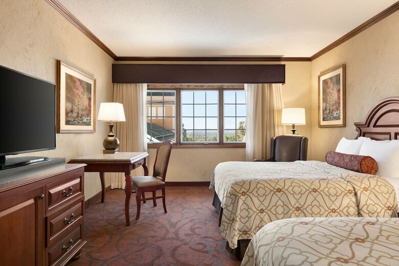 Hotel Chateau On The Lake Resort Spa