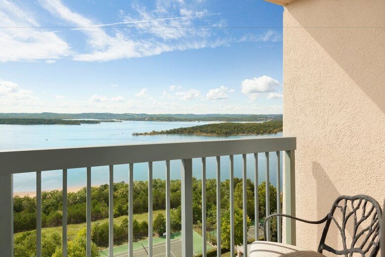 Hotel Chateau On The Lake Resort Spa