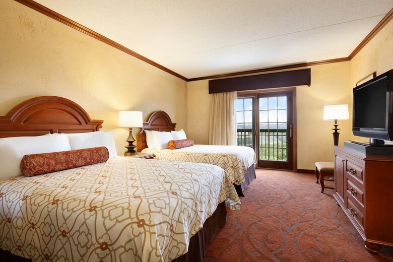 Hotel Chateau On The Lake Resort Spa