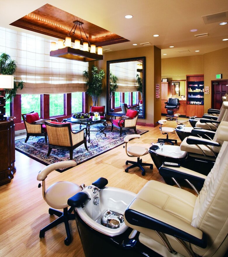 Hotel Chateau On The Lake Resort Spa