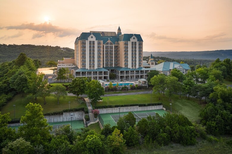 Hotel Chateau On The Lake Resort Spa