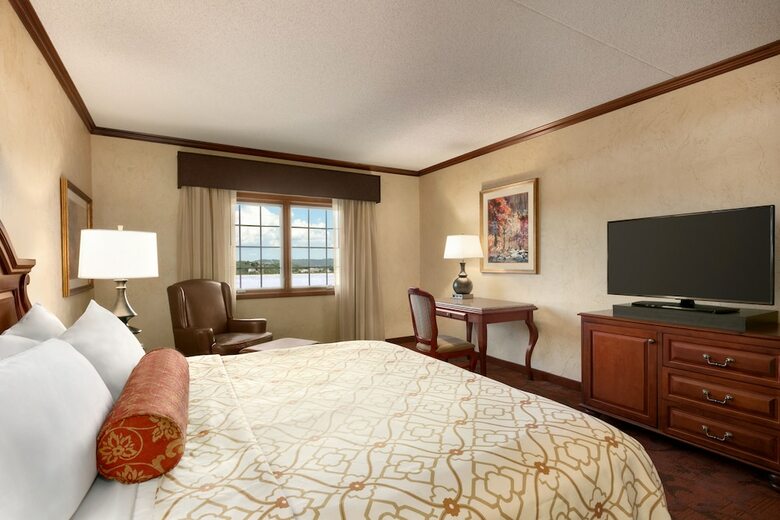 Hotel Chateau On The Lake Resort Spa