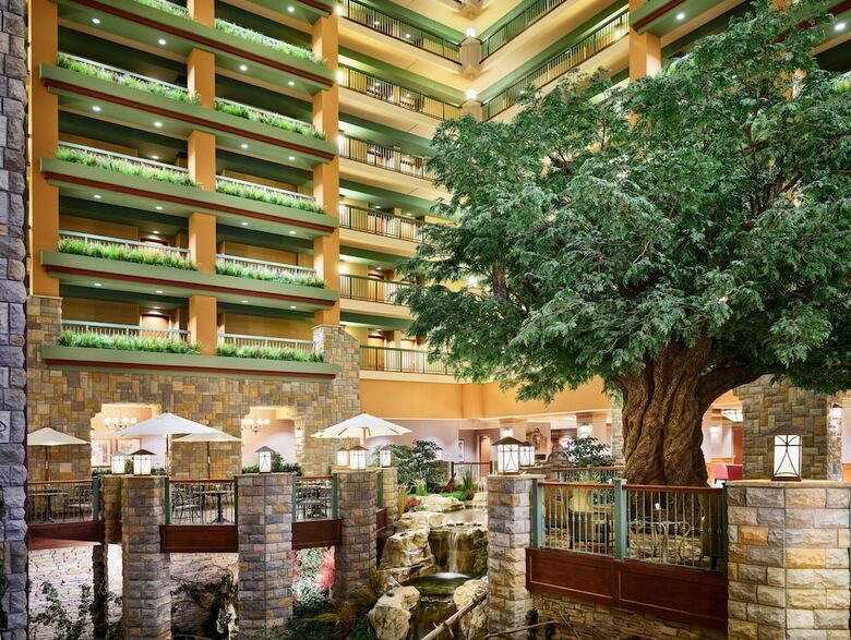 Hotel Chateau On The Lake Resort Spa