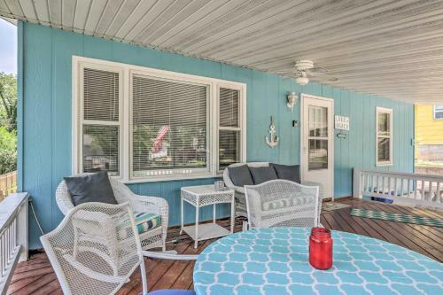 Cheerful Camdenton Cottage Steps To Lake!