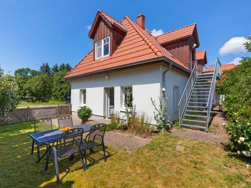 Garden-view Apartment In L�bow With Terrace