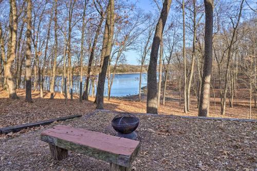 Mod Table Rock Lake Home With Lake Access, Deck