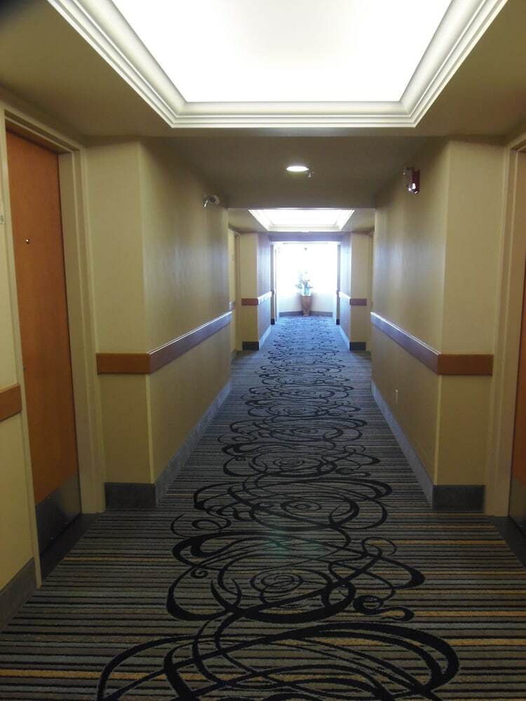 Hotel Rosslyn Inn & Suites