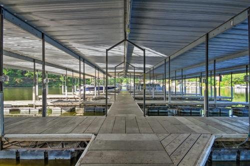 Lakefront Resort Home In The Woods With Grill!