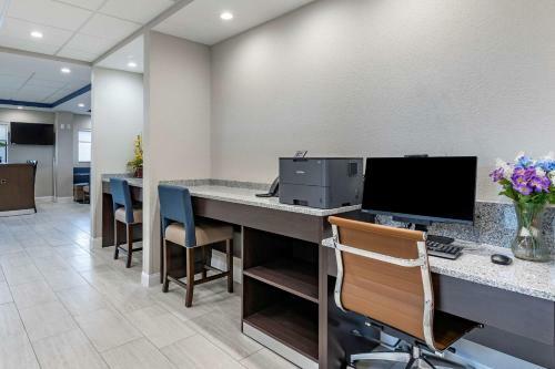 Hotel Comfort Suites St Louis - Sunset Hills