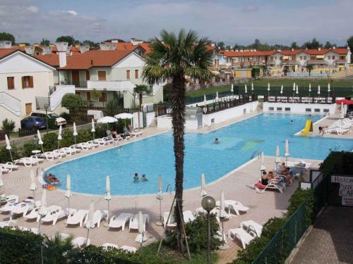 Charming Holiday Home In Rosolina With Communal Pool
