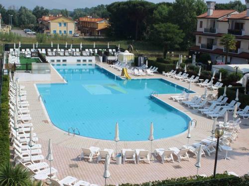 Charming Holiday Home In Rosolina With Communal Pool