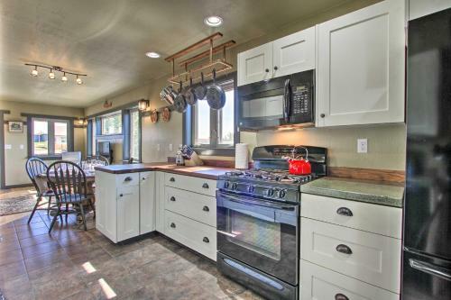 Pet-friendly Choteau Townhome With Gas Grill!