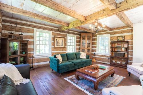 Living In The Past Log Home - Mins From Glacier!