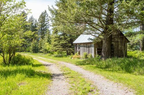Living In The Past Log Home - Mins From Glacier!