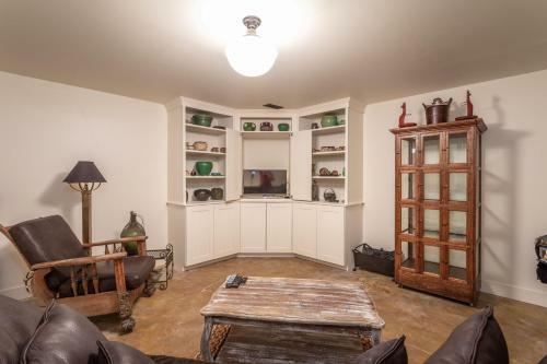 Living In The Past Log Home - Mins From Glacier!