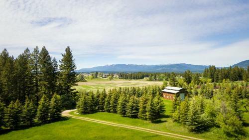 Living In The Past Log Home - Mins From Glacier!