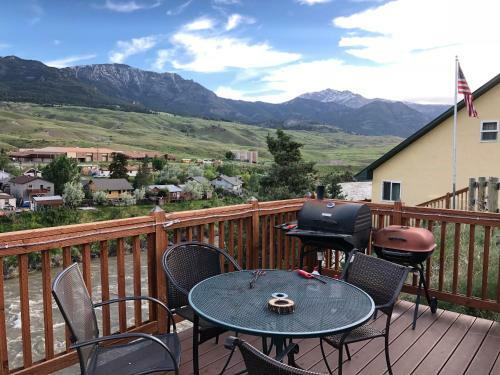 Hotel Yellowstone Riverside Cottages