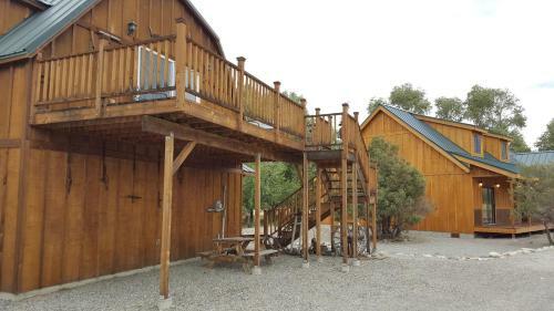 Lodge Montana Yellowstone River Retreat
