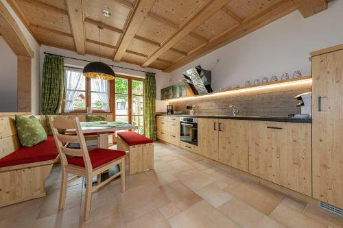 Neuerbaute Ferienhaush�lfte 4erspitzblick
