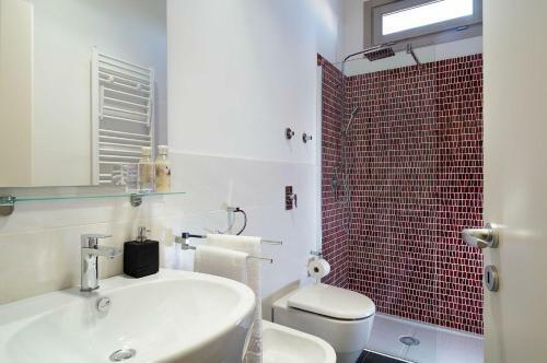 Villa Composed By Spacious And Elegant See View Suites With Garden
