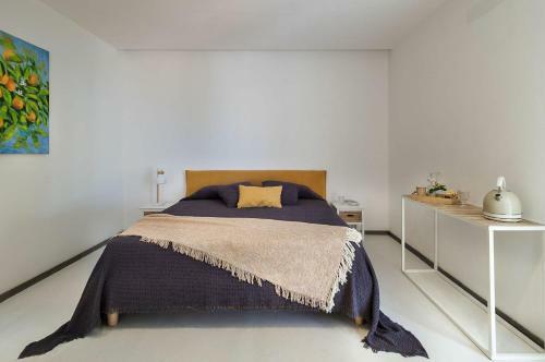 Villa Composed By Spacious And Elegant See View Suites With Garden