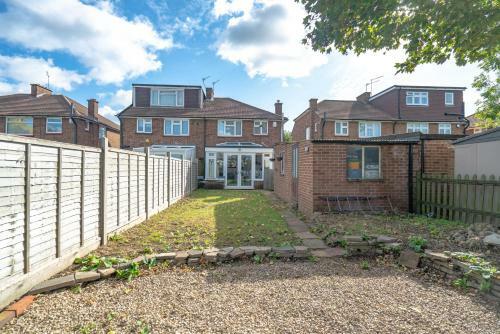 Agroturismo Modern 3 Bed House In Sidcup, Parking
