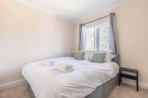 Heathrow Apartment - Private Balcony & Free Parking!