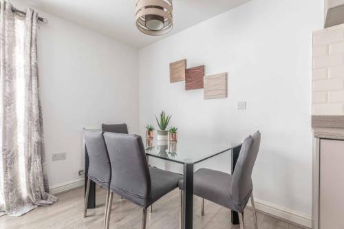 2 Bed & 2 Bath Cosy Apartment Slough- Free Parking