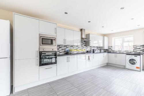 Spacious 4 Bed - Near Uxbridge/heathrow & Parking