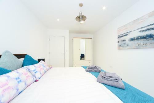 Luxury 3 Bed Apartment- Large Balcony With Seaviews
