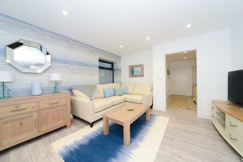 Luxury 3 Bed Apartment- Large Balcony With Seaviews