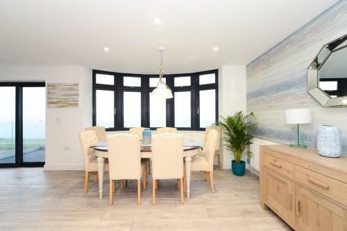 Luxury 3 Bed Apartment- Large Balcony With Seaviews