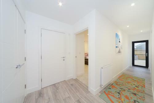 Luxury 3 Bed Apartment- Large Balcony With Seaviews