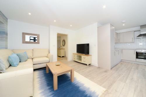 Luxury 3 Bed Apartment- Large Balcony With Seaviews