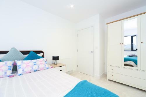 Luxury 3 Bed Apartment- Large Balcony With Seaviews