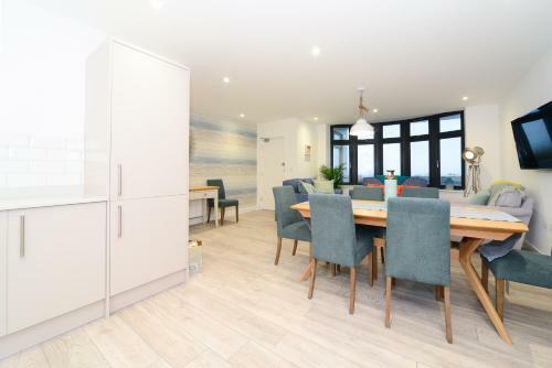 Luxury 3 Bed Apartment- Large Balcony With Seaviews