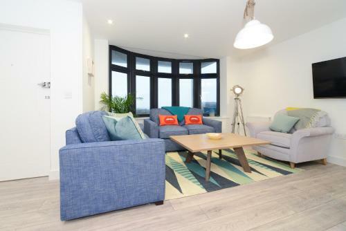 Luxury 3 Bed Apartment- Large Balcony With Seaviews