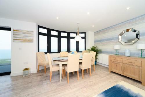 Luxury 3 Bed Apartment- Large Balcony With Seaviews