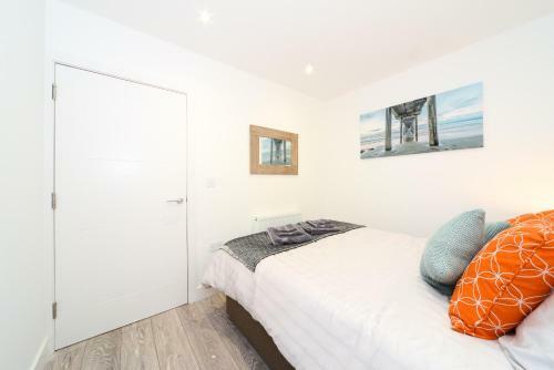 Luxury 3 Bed Apartment- Large Balcony With Seaviews