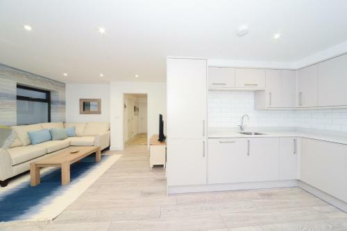 Luxury 3 Bed Apartment- Large Balcony With Seaviews