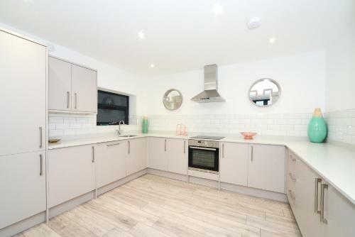 Luxury 3 Bed Apartment- Large Balcony With Seaviews